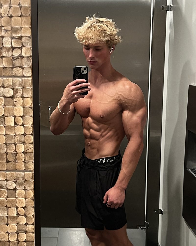 Noah at 190 pounds, after: lean, with visible abs and defined shoulders.